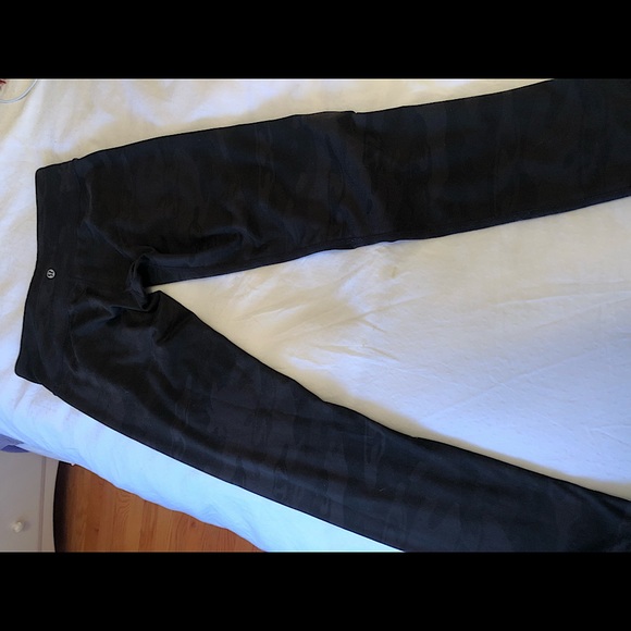 Lululemon leggings GREAT CONDITION - Picture 2 of 2